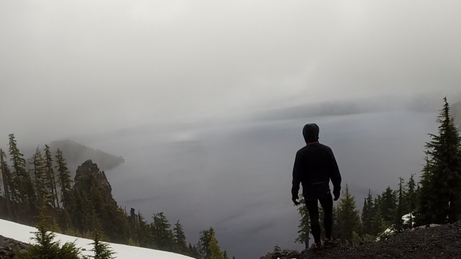 Les eaux sombres de Crater Lake, nichées au cœur d’un ancien volcan