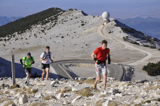 Tom Owens , Andy SYMONDS et Guillaume Le Normand arrivent au sommet du Ventoux