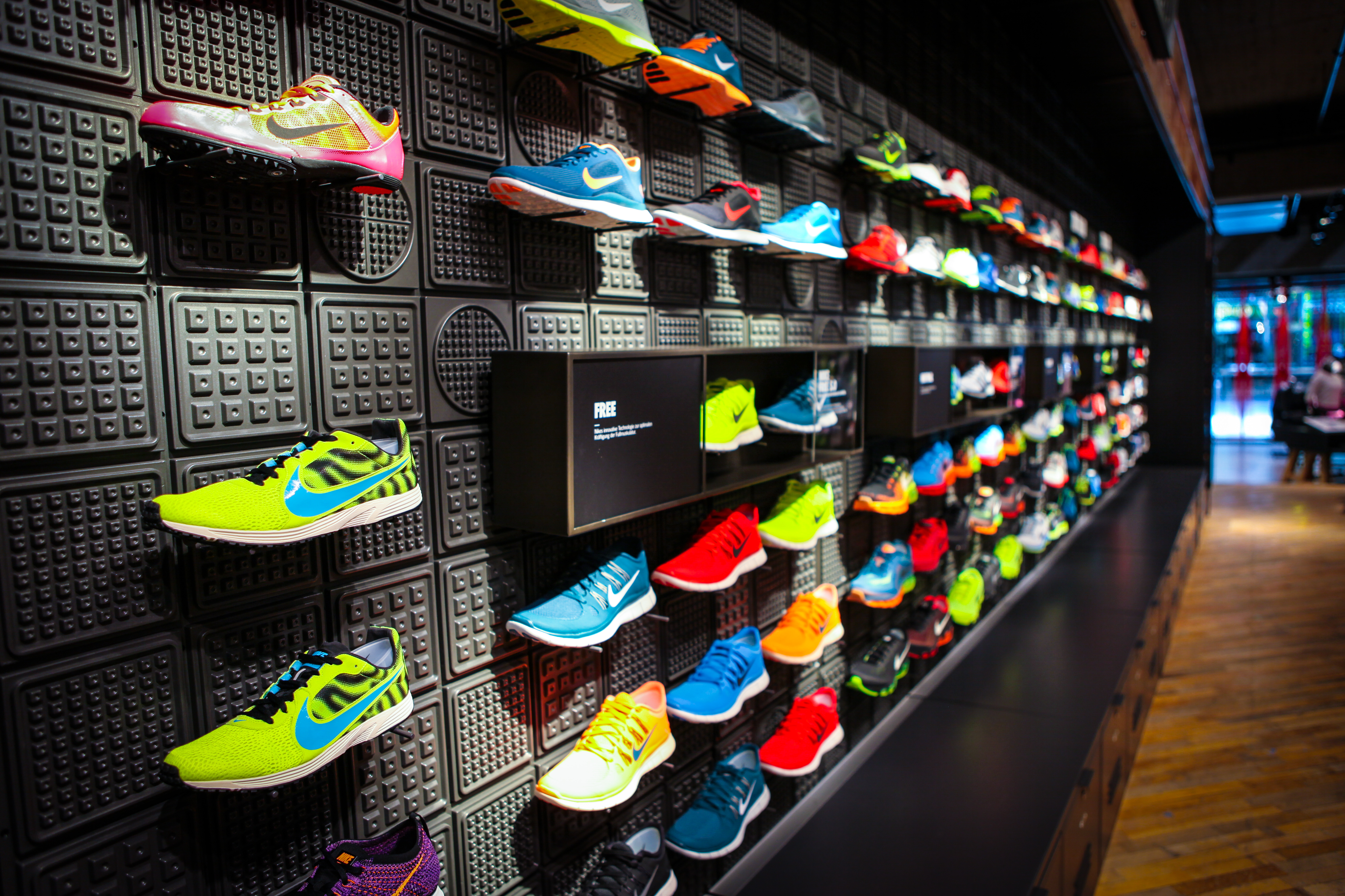 Большие магазины кроссовок. Nike adidas Magazin. Nike Magazin Turkiya. Nike Shoes Store.