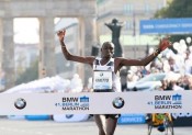 Le marathon de Berlin voit Denis Kimetto battre un nouveau record du monde