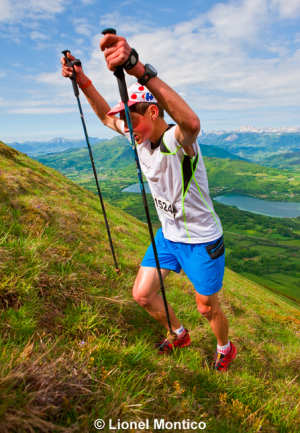 courir avec des batons (photo : Lionel Montico)