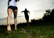 Courir pieds nus : avantages et inconvénients