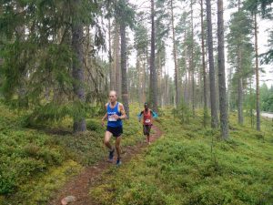 passage au km55 de la 2ème féminine, Isabella Andersson (photo : irunfar)