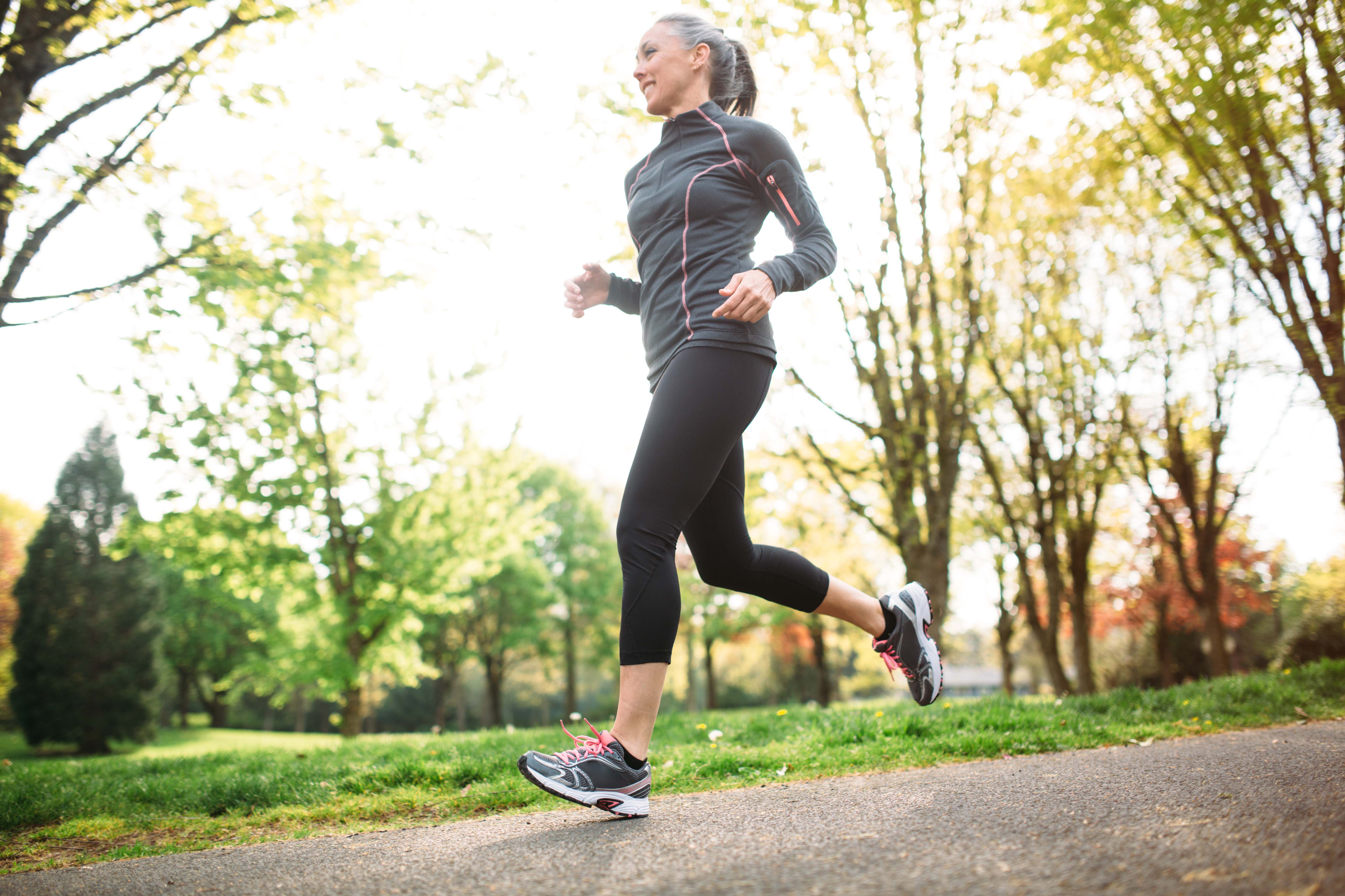 L am running. Девушка бежит. Девушка на пробежке. Красивый бег. Женщина на пробежке в парке.