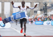 Marathon de Berlin : pas de record mais un Kipchoge en or