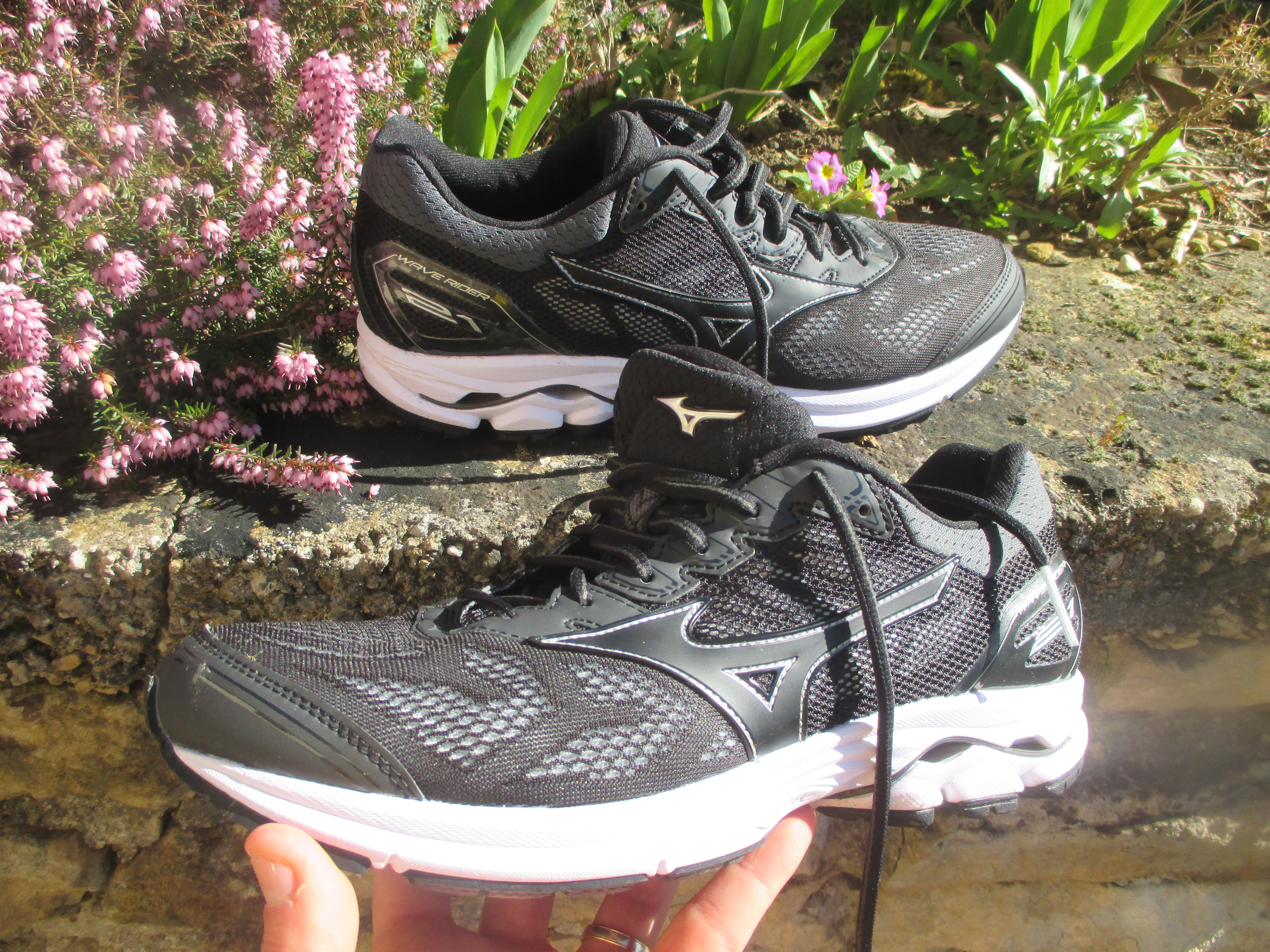 mizuno wave rider 22 vs asics nimbus