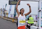 Record du monde féminin du semi-marathon sous les 1h04 pour Yalemzerf Yehualaw ! 