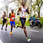 Rotterdam Marathon 2023 Bashir Abdi loopt in het Kralingse Bos voor nummer twee Kiplagat Foto ; Pim Ras
